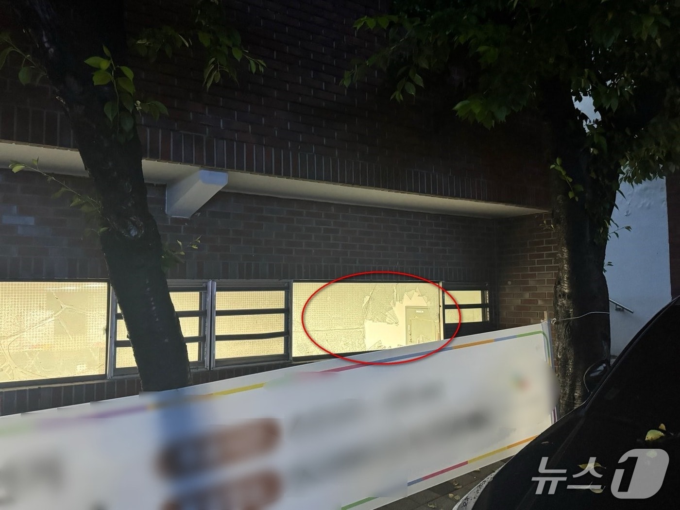 3일 오전 부산 사상구 주례동 한 투표소의 유리창이 깨져있다.(사상경찰서 제공. 재판매 및 DB 금지)