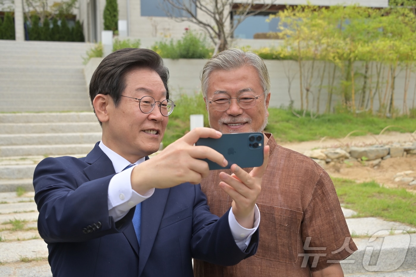 지난 2022년 8월 29일 당시 이재명 더불어민주당 대표가 경남 양산시 하북면 평산마을에서 문재인 전 대통령과 만나 기념 촬영하던 모습.  (더불어민주당 제공) ⓒ 뉴스1