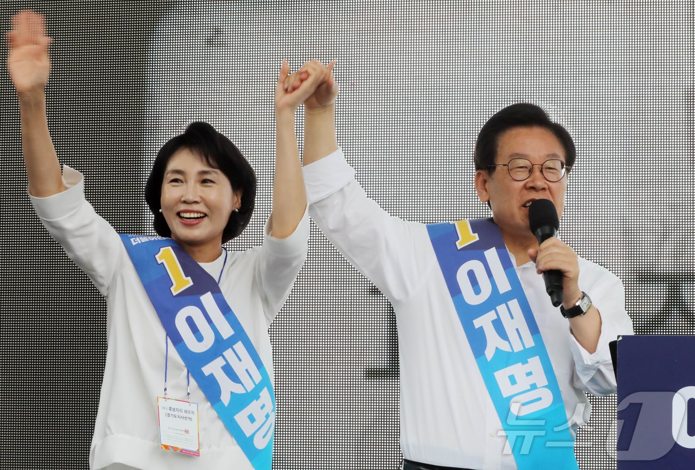 이재명 더불어민주당 대통령 후보가 3일 제21대 대한민국 대통령에 당선됐다. 사진은 2018년 6월 11일 이재명 더불어민주당 경기도지사 후보와 부인 김혜경씨가 6.13지방선거를 이틀 앞두고 경기 구리시 수택동 돌다리사거리 유세를 하는 모습. 2025.6.3/뉴스1