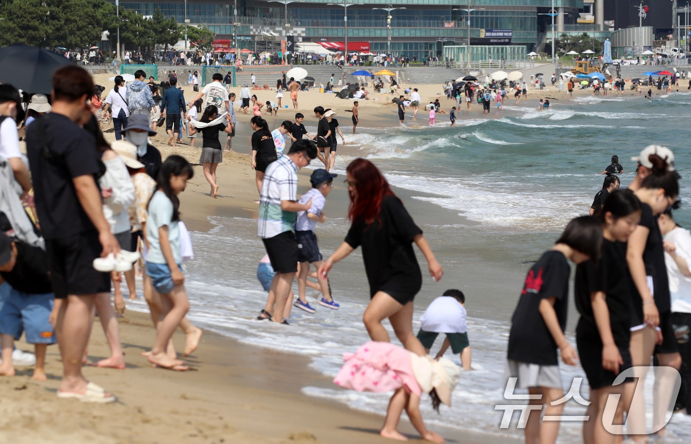 제21대 대통령 선거일이자 초여름 날씨를 보인 3일 오후 부산 해운대해수욕장을 찾은 시민, 관광객 등이 물놀이를 즐기며 더위를 식히고 있다. 2025.6.3/뉴스1 ⓒ News1 윤일지 기자