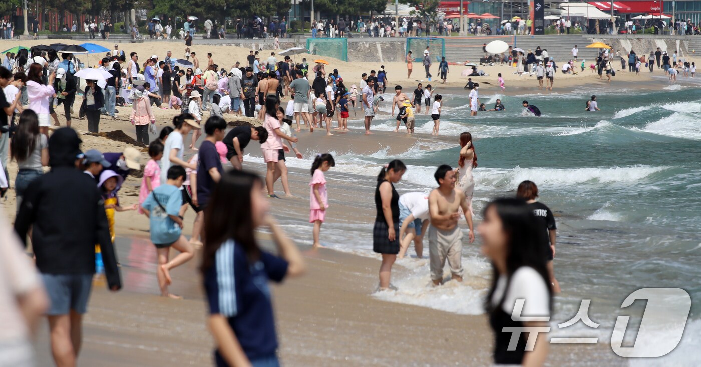 3일 오후 부산 해운대해수욕장을 찾은 시민, 관광객 등이 물놀이를 즐기며 더위를 식히고 있다. 2025.6.3/뉴스1 ⓒ News1 윤일지 기자