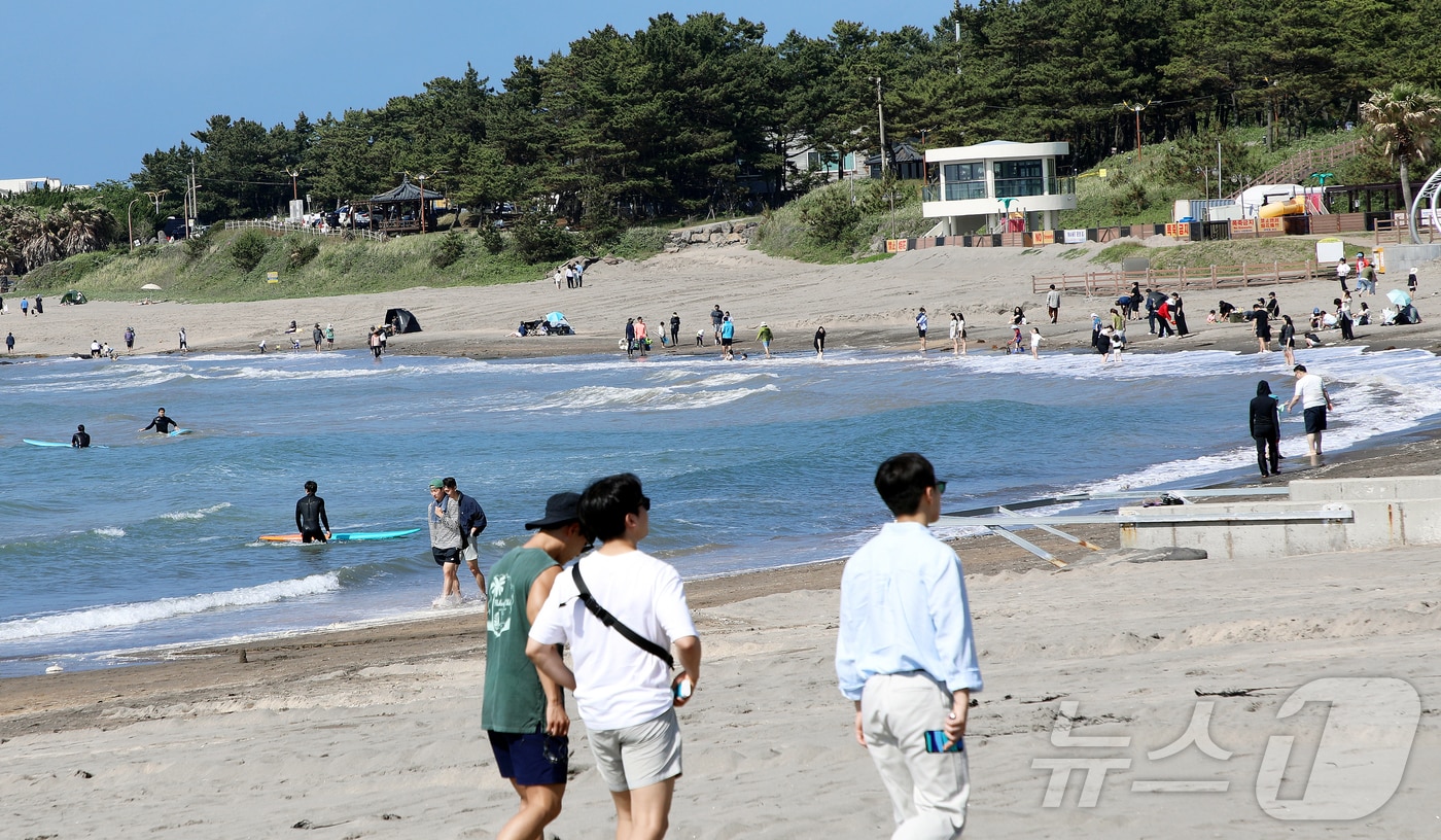 제주시 이호테우해수욕장에서 나들이객들이 휴일을 즐기고 있다. 2025.6.3/뉴스1 ⓒ News1 오미란 기자