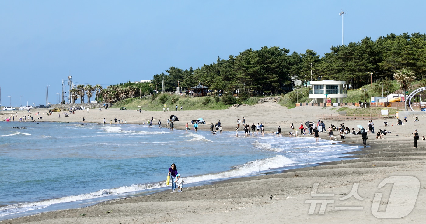 제21대 대통령 선거일인 3일 오후 제주시 이호테우해수욕장에서 나들이객들이 휴일을 즐기고 있다. 2025.6.3/뉴스1 ⓒ News1 오미란 기자