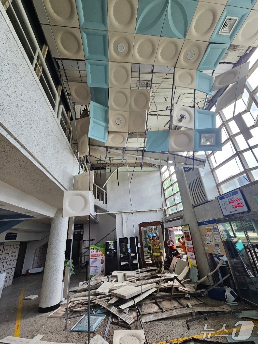 3일 오후 2시 29분쯤 충북 청주시 서원구 청주실내수영장 1층 로비 천장 마감재 일부가 바닥으로 무너져 내리는 사고가 났다.(청주서부소방서 제공. 재판매 및 DB 금지)/뉴스1
