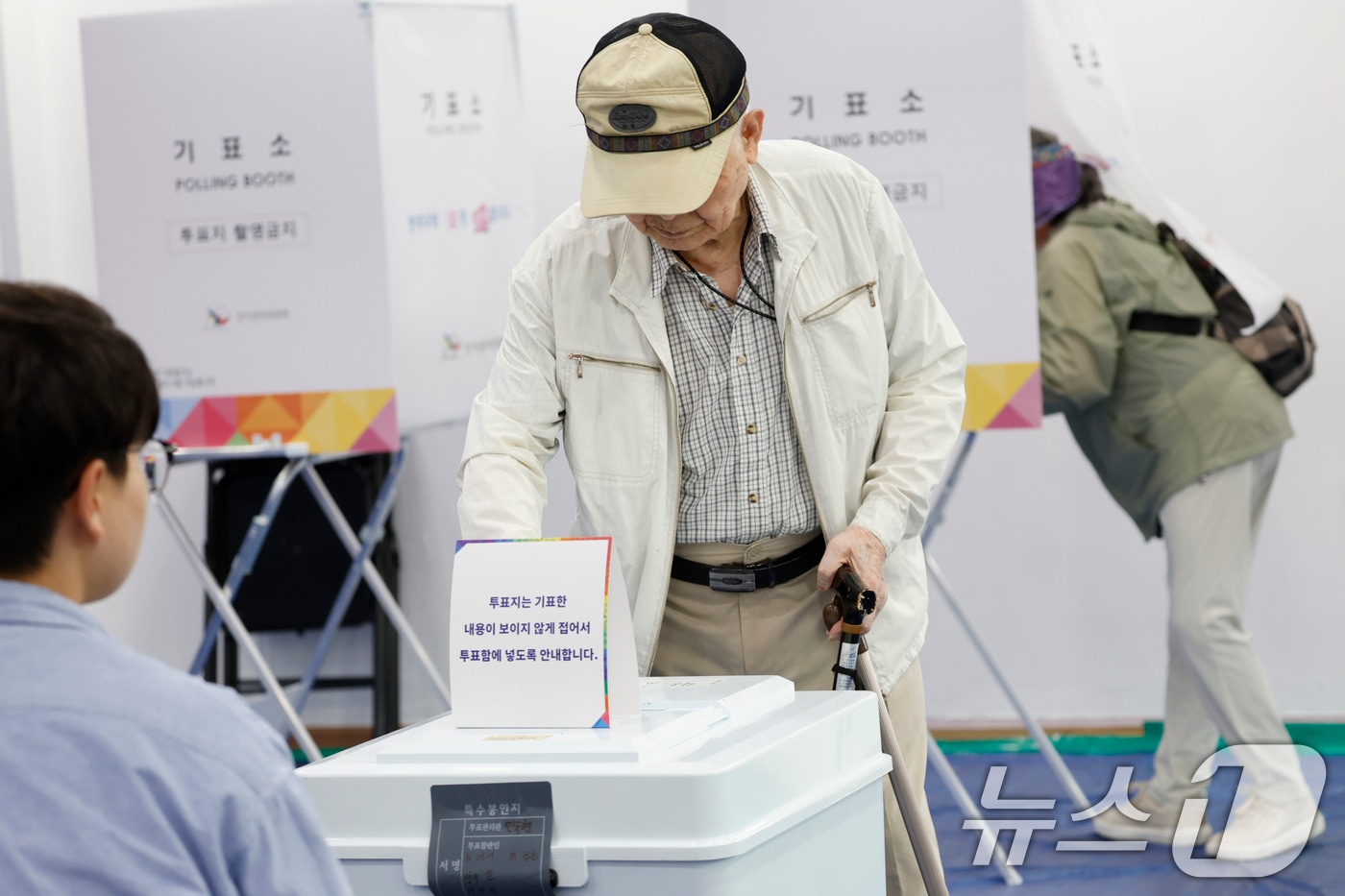 제21대 대통령선거일인 3일 오후 광주시 동구 학운동 제1투표소&#40;청소년수련관&#41;에서 유권자들이 투표를 하고 있다. 2025.6.3/뉴스1 ⓒ News1 김태성 기자