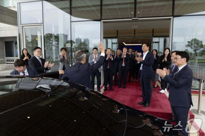  정진석 대통령실 비서실장이 3일 오후 직원들의 박수를 받으며 용산을 떠났다. (SNS 갈무리) ⓒ 뉴스1