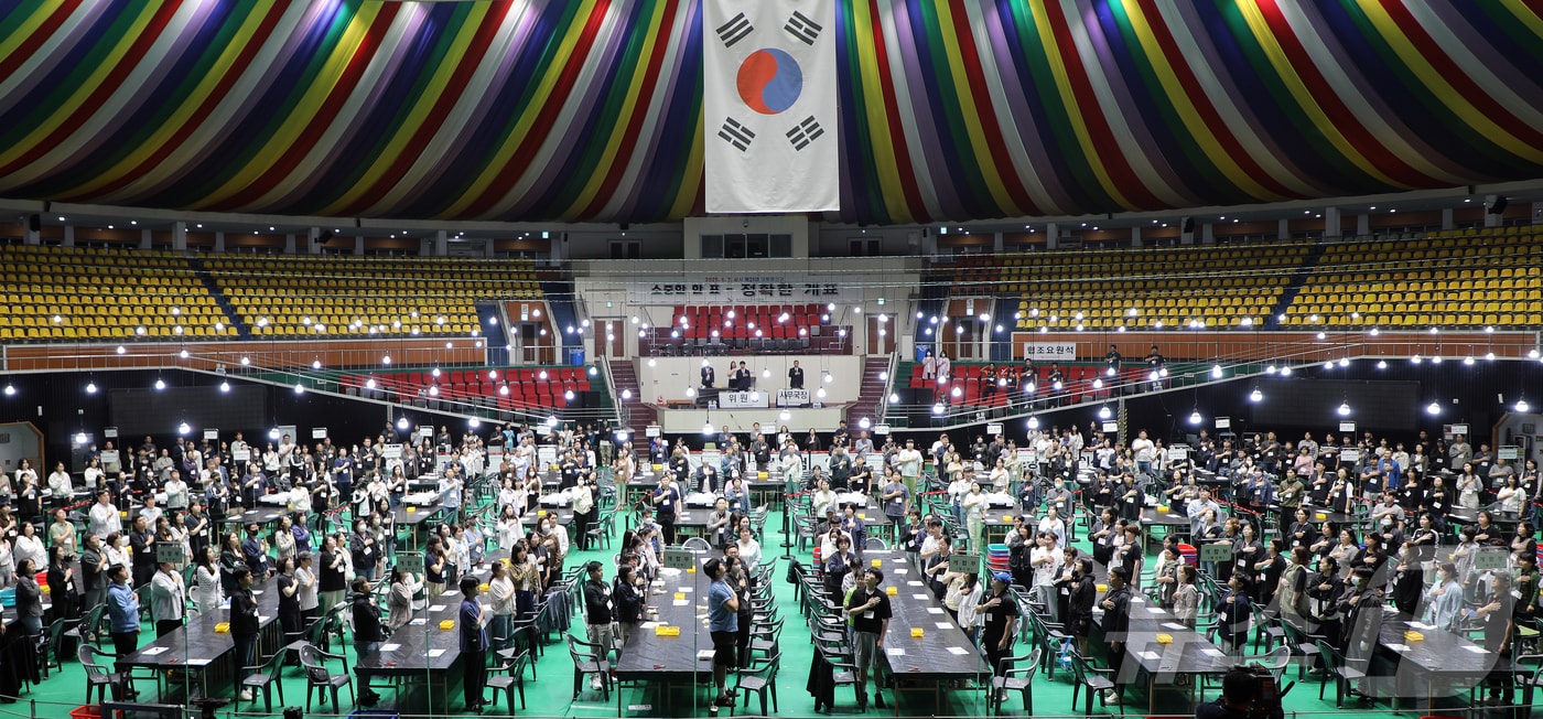 제21대 대통령 선거일인 3일 오후 제주시 개표소인 제주종합경기장 한라체육관에서 개표사무원들이 국기에 대한 경례를 하고 있다. 2025.6.3/뉴스1 ⓒ News1 오미란 기자