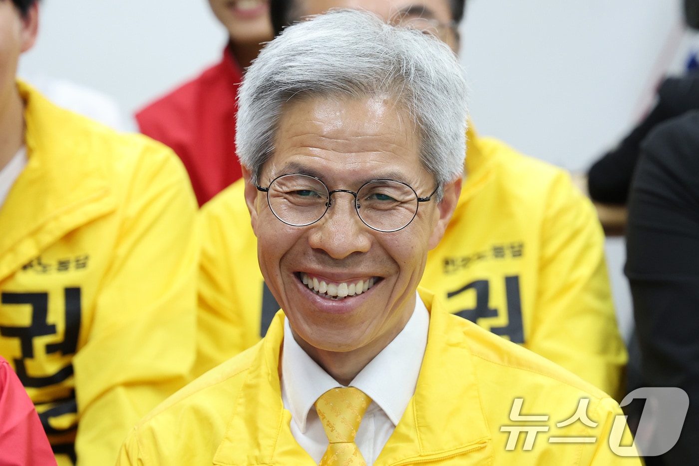 지난 6월 3일 오후 권영국 민주노동당 대통령 후보가 서울시 구로구 선거캠프에 마련된 제21대 대통령선거 개표상황실에서 출구조사 결과를 지켜보고 있는 모습. 2025.6.3/뉴스1 ⓒ News1 이동해 기자