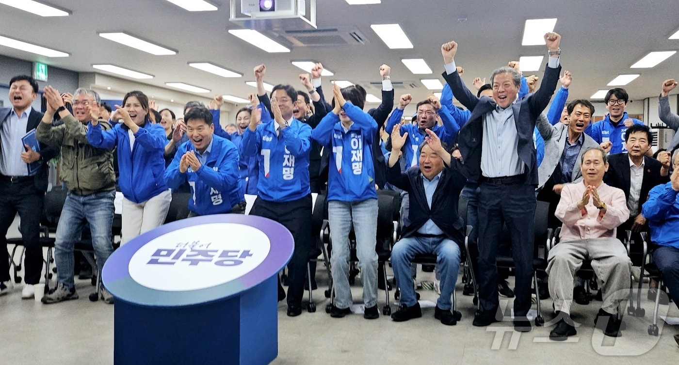 민주당 대구시당이 26일 대구시당에서 대구시와 1차 당정협의회를 연다. 사진은 지난 3일 21대 대선 본투표가 종료된 직후 지상파 방송3사가 실시한 공동 출구조사가 발표된 후 민주당 대구시당 모습. &#40;사진은 기사 내용과 무관함&#41; 2025.6.3/뉴스1 ⓒ News1 남승렬 기자