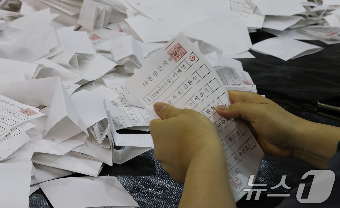 제21대 대통령 선거 투표가 실시된 대전 서구 KT인재개발원에 마련된 개표소에서 개표사무원들이 투표용지를 분류하고 있다. 2025.6.3/뉴스1 ⓒ News1 김기태 기자