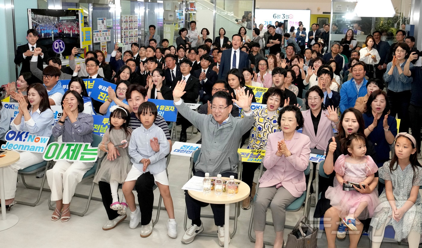 김영록 전라남도지사가 3일 오후 전남도청 윤선도홀 북카페에서 지역민들과 함께 ‘제21대 대통령선거’ 6·3 대선 개표방송 지상파 출구조사 결과를 지켜보고 있다.(광주전남사진기자단 제공. 재판매 및 DB금지) 2025.6.3/뉴스1 
