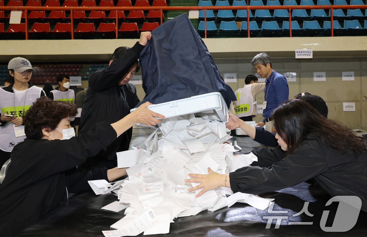 제21대 대통령 선거 투표가 실시된 3일 대전 서구 KT인재개발원에 마련된 개표소에서 개표사무원들이 사전투표 투표함 투표용지를 꺼내고 있다. 2025.6.3/뉴스1 ⓒ News1 김기태 기자