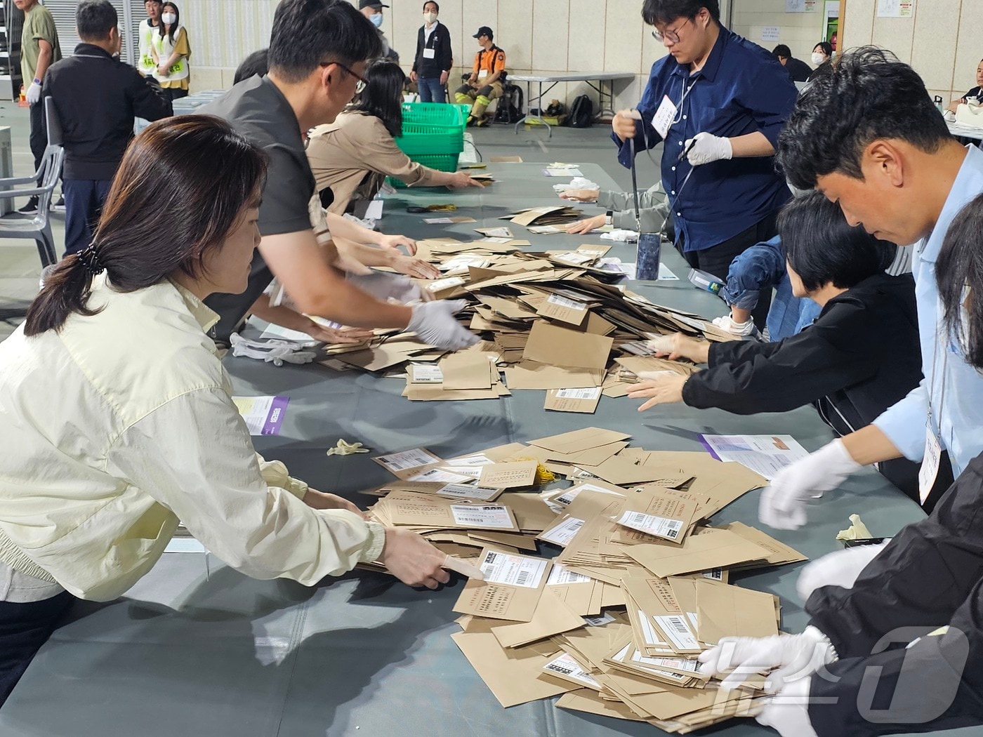진주종합실내체육관에 마련된 제21대 대통령선거 개표장에서 3일 오후 9시 10분부터 개표가 시작됐다. 2025.6.3 2025.6.3/뉴스1 ⓒ News1 한송학 기자