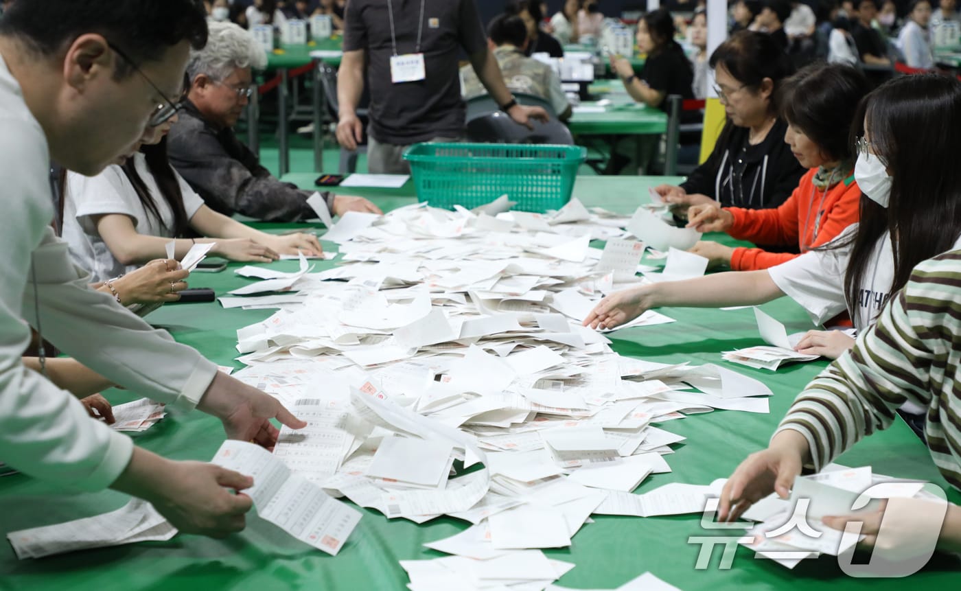 제21대 대통령 선거일인 3일 전북 전주시 화산체육관에 마련된 개표소에서 개표사무원들이 개표 작업을 하고 있다. 2025.6.3/뉴스1 ⓒ News1 유경석 기자