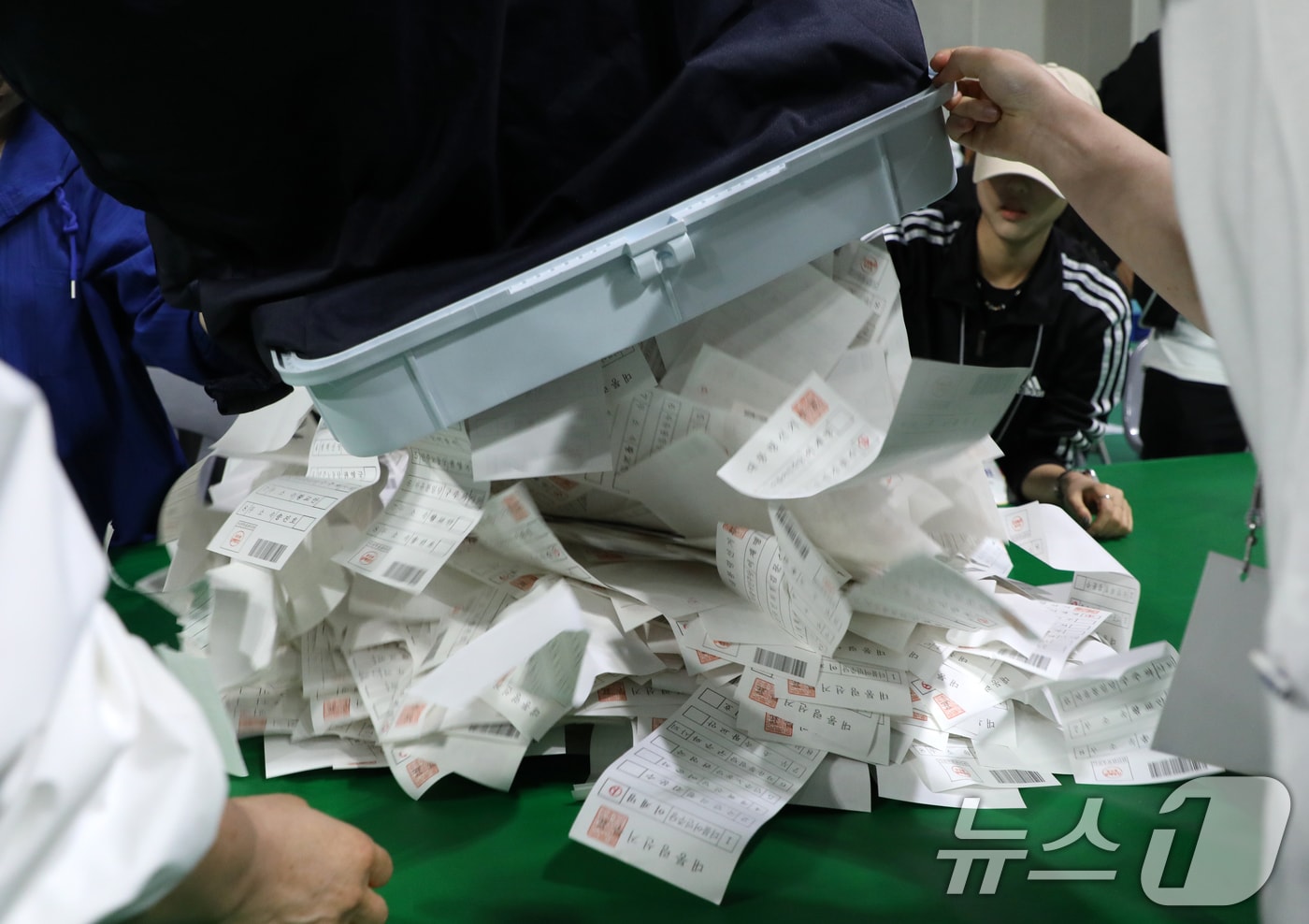 제21대 대통령 선거일인 3일 전북 전주시 화산체육관에 마련된 개표소에서 개표사무원들이 개표 작업을 하고 있다.<자료사진> 2025.6.3/뉴스1 ⓒ News1 유경석 기자