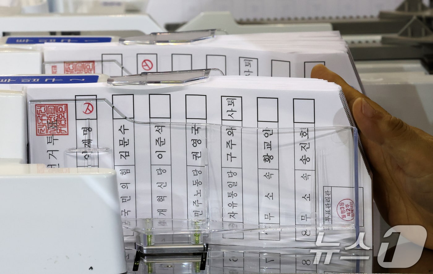 대전 서구 KT인재개발원에 마련된 개표소에서 투표지분류기에 투표용지가 분류되고 있다. 2025.6.3/뉴스1 ⓒ News1 김기태 기자