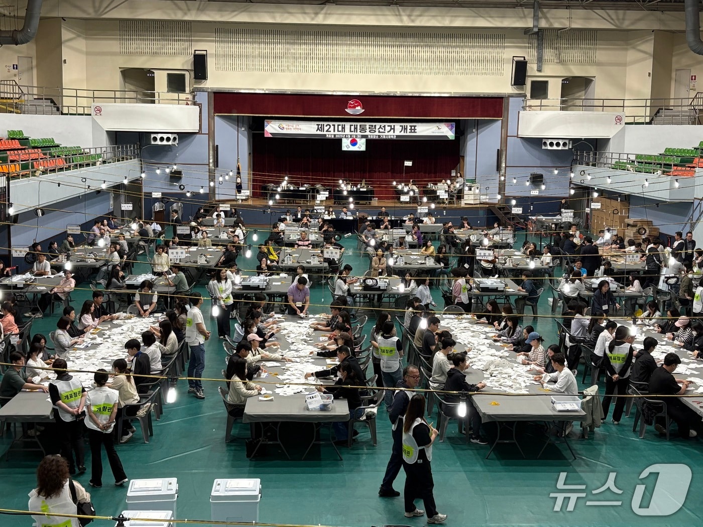제21대 대통령 선거 투표가 종료된 3일 오후 경남 거제시 거제실내체육관 개표소에서 개표작업이 진행되고 있다. 2025.6.3/뉴스1 강미영 기자