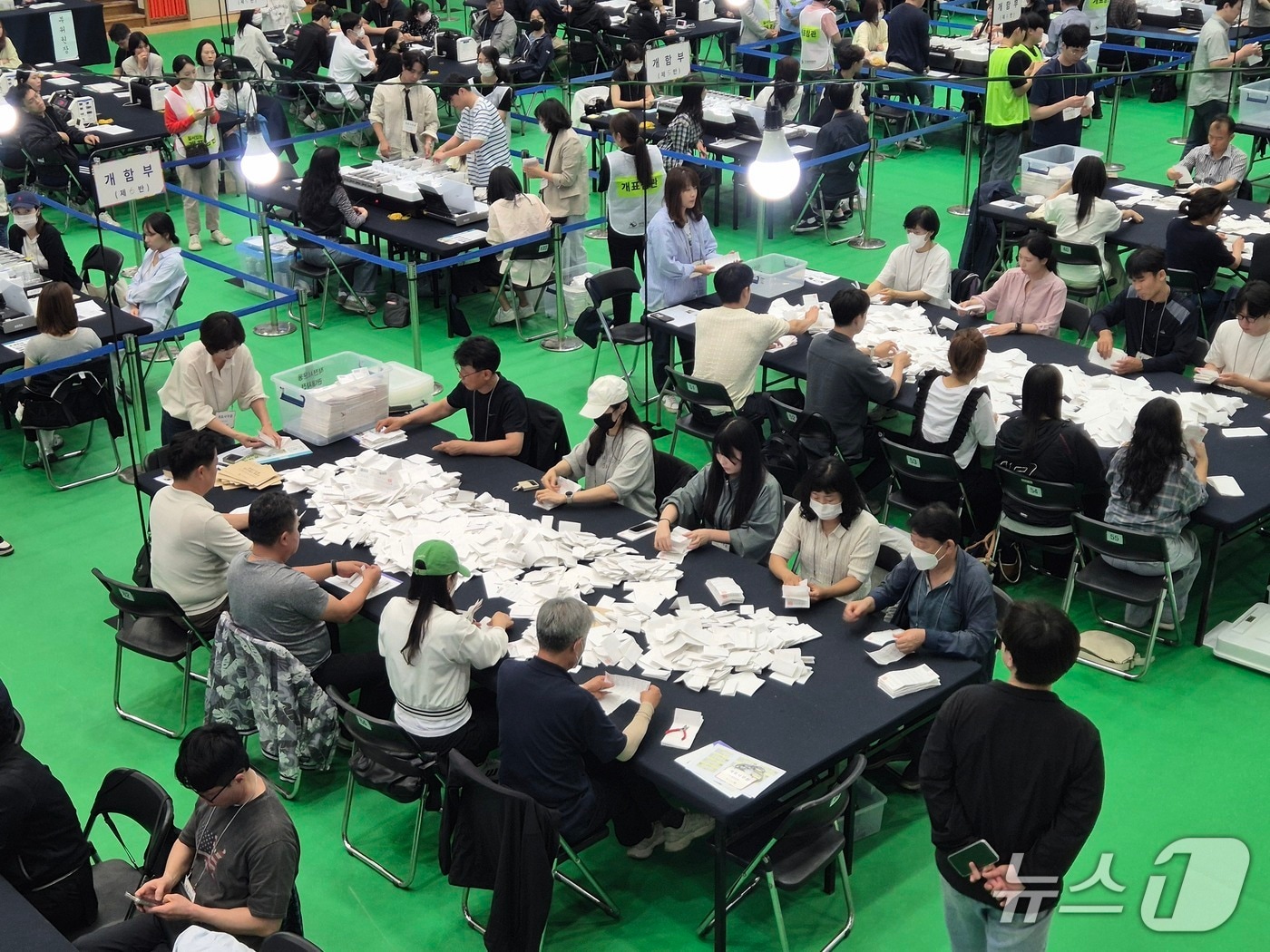 3일 오후 8시 3분쯤부터 인천 계양구 경인교대 체육관에서는 21대 대선 개표가 작업이 한창이다.(이시명기자/뉴스1)