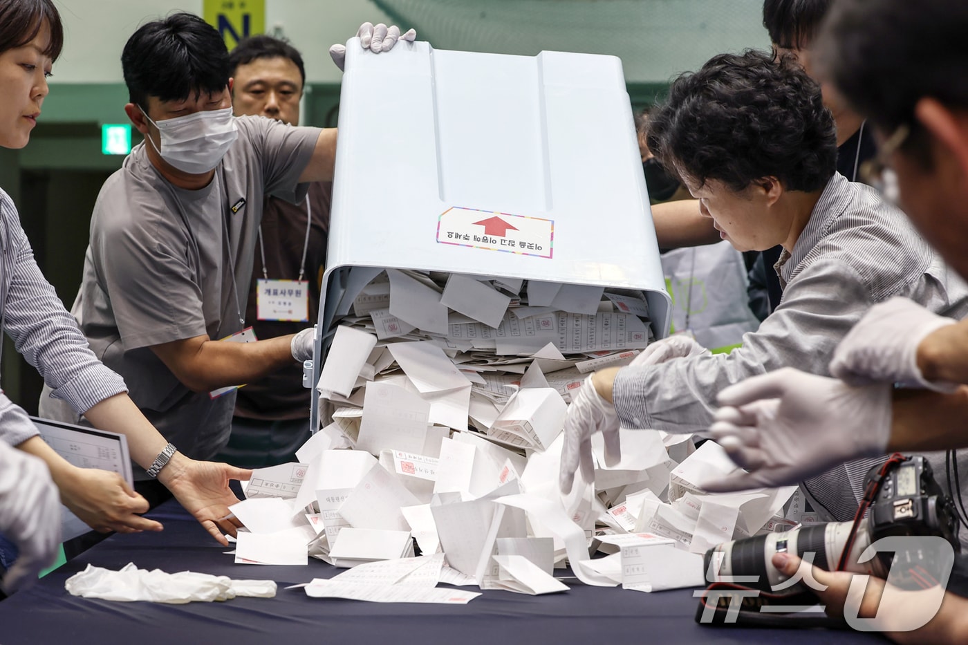 제21대 대통령 선거 투표일인 3일 오후 서울 관악구 서울대학교 체육관에 마련된 개표소에서 선거사무원들이 개표 작업을 실시하고 있다. 2025.6.3/뉴스1 ⓒ News1 민경석 기자