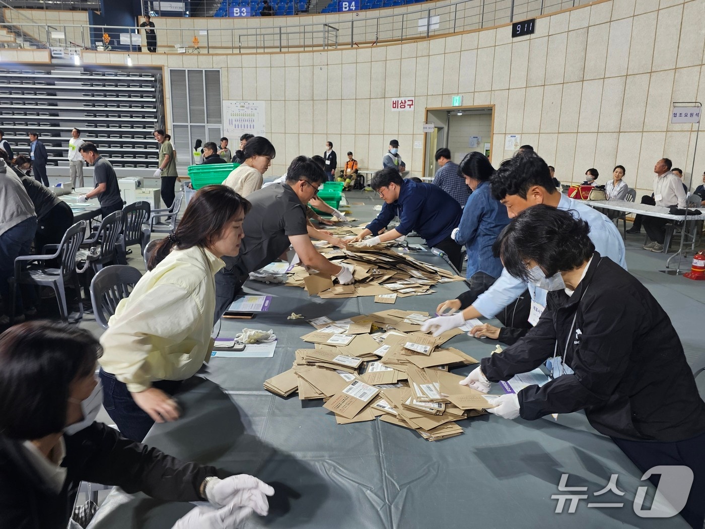 제21대 대통령 선거 투표가 종료된 3일 오후 경남 진주시 진주종합실내체육관에 마련된 개표소에서 개표사무원들이 투표지를 분류하고 있다.2025.6.3/뉴스1 강정태 기자