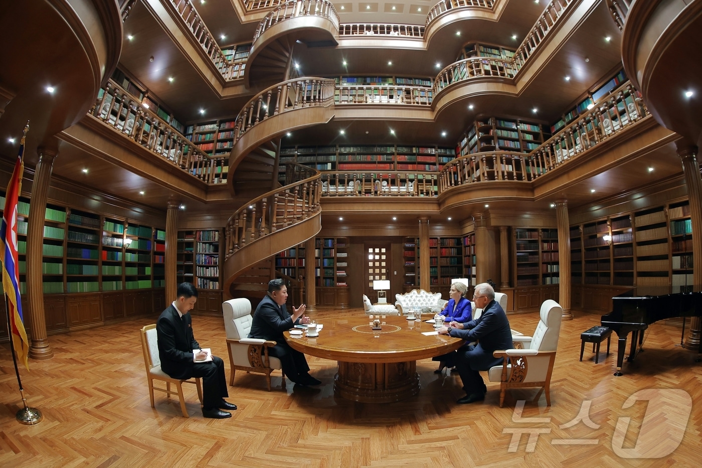 &#40;평양 노동신문=뉴스1&#41; = 북한 노동당 기관지 노동신문은 30일 &#34;김정은 동지께서 29일 조로&#40;북러&#41; 국가간 새 조약체결 1돌 즈음해 러시아 문화성 대표단을 인솔하고 우리 나라를 방문하고 있는 올가 류비모바 문화상을 당중앙위원회 본부청사에서 접견했다＂고 보도했다. [국내에서만 사용가능. 재배포 금지. DB 금지. For Use Only in the Republic of Korea. Redistribution Prohibited] rodongphoto@news1.kr