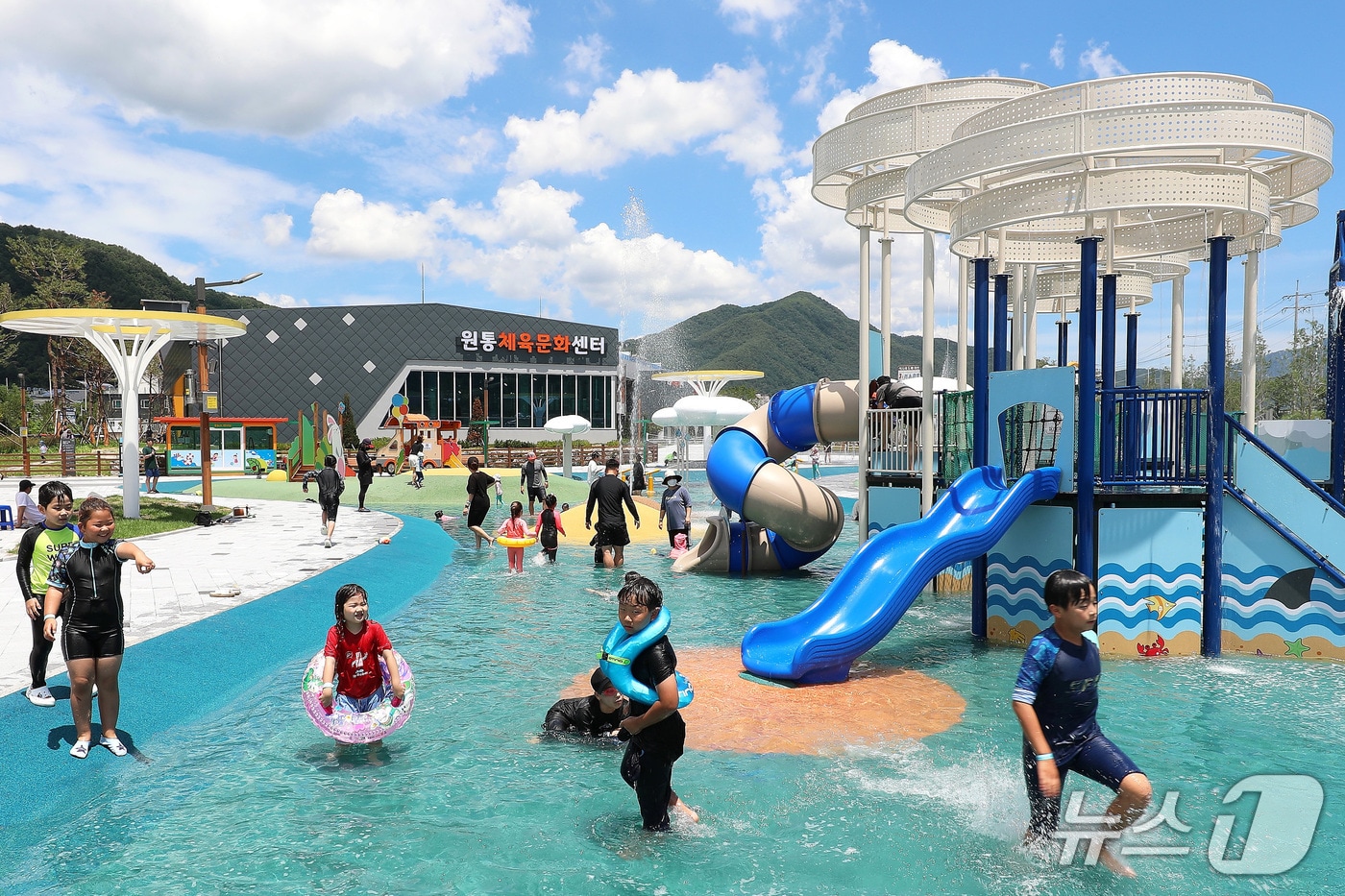 원통체육문화센터 야외 물놀이장.(인제군 제공. 재판매 및 DB금지)/뉴스1