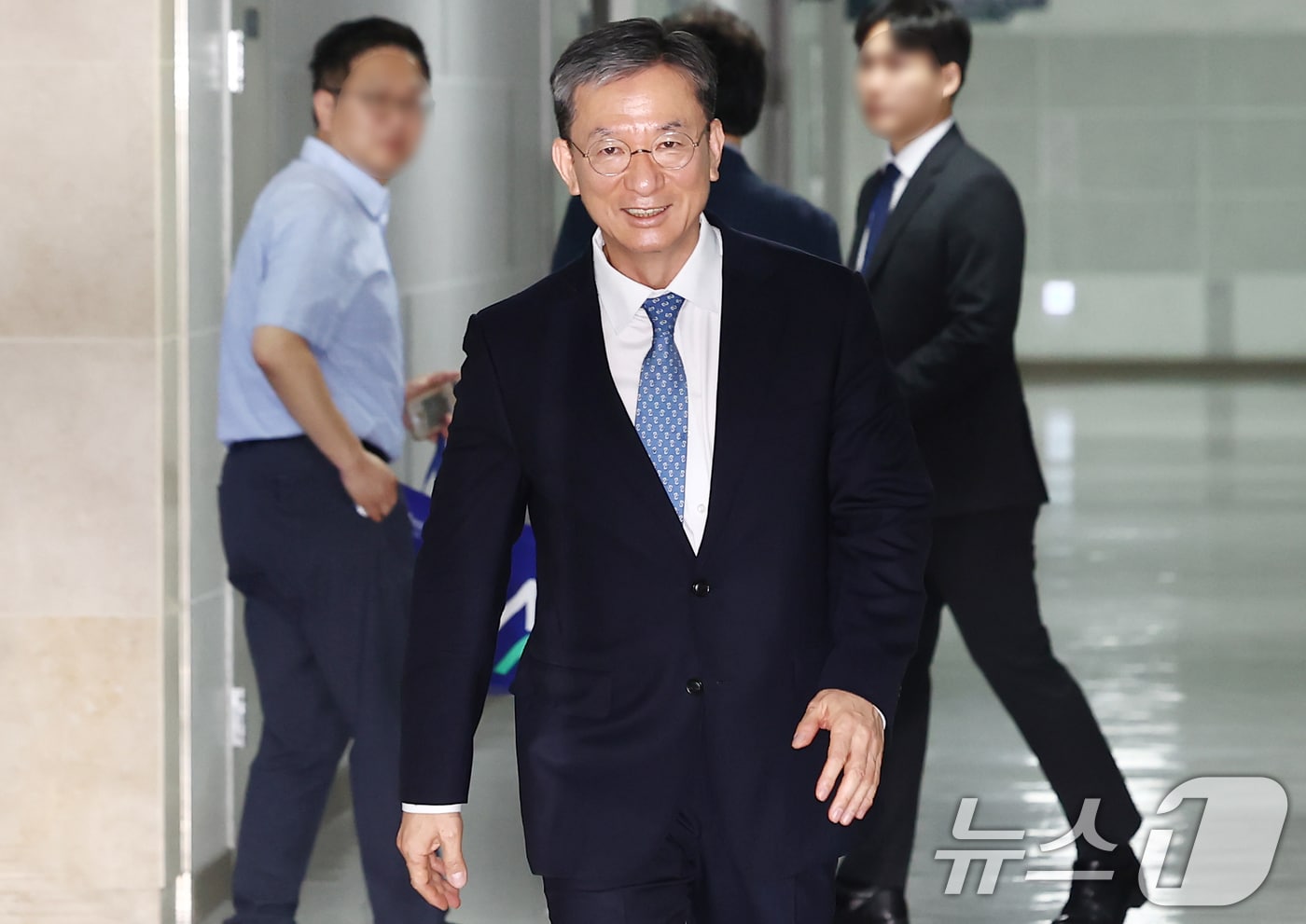 법무부 장관 후보자로 내정된 정성호 더불어민주당 의원이 30일 오전 서울 여의도 국회 의원회관 내 의원실로 출근하고 있다. 2025.6.30/뉴스1 ⓒ News1 김민지 기자