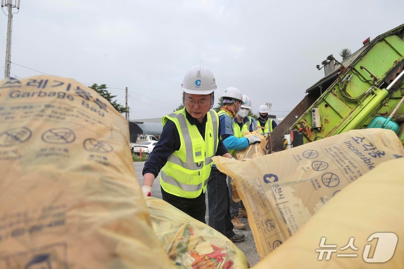 육동한 춘천시장이 30일 새벽 신북읍 산천리 현대식 실내형 분리배출기반시설 예정 부지에서 쓰레기 수거 활동을 벌였다.(춘천시 제공, 재판매 및 DB금지)
