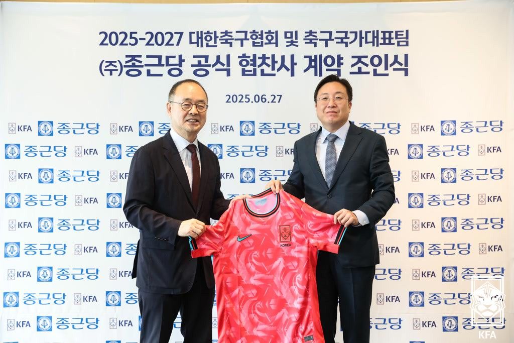 조인식에 함께 한 대한축구협회 이용수 부회장(왼쪽)과 종근당 이규웅 상무 (대한축구협회 제공)