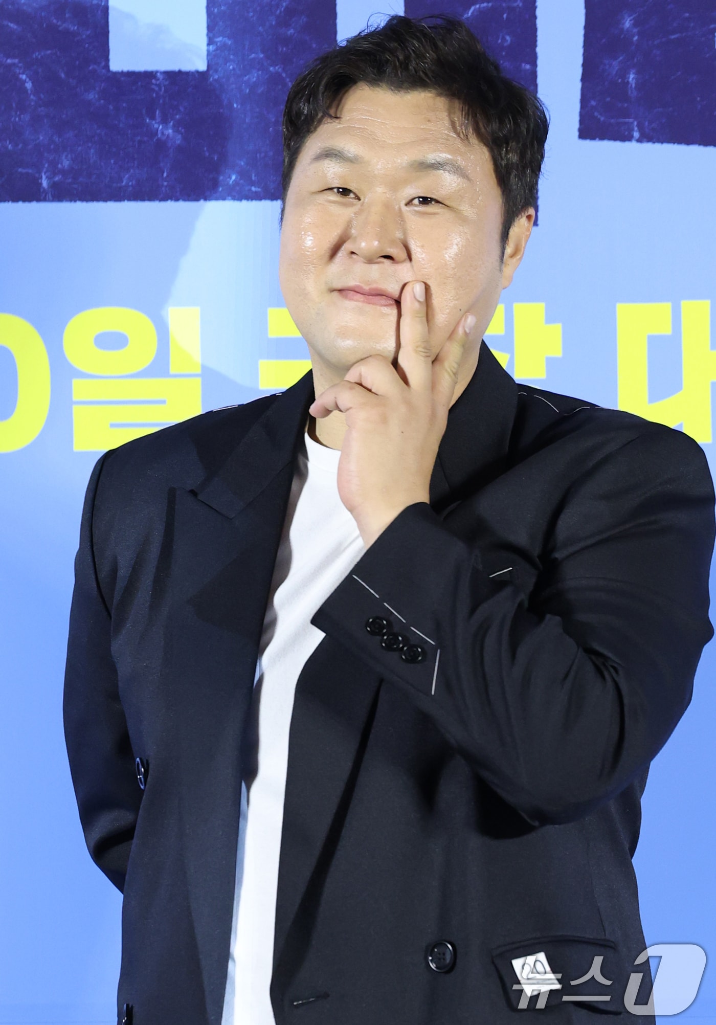 배우 윤경호가 30일 오전 서울 용산구 CGV 용산아이파크몰에서 진행된 영화 '좀비딸'(감독 필감성)의 제작보고회에서 포즈를 취하고 있다. '좀비딸'은 이 세상 마지막 남은 좀비가 된 딸을 지키기 위해 극비 훈련에 돌입한 딸바보 아빠의 코믹 드라마다. 2025.6.30/뉴스1 ⓒ News1 권현진 기자