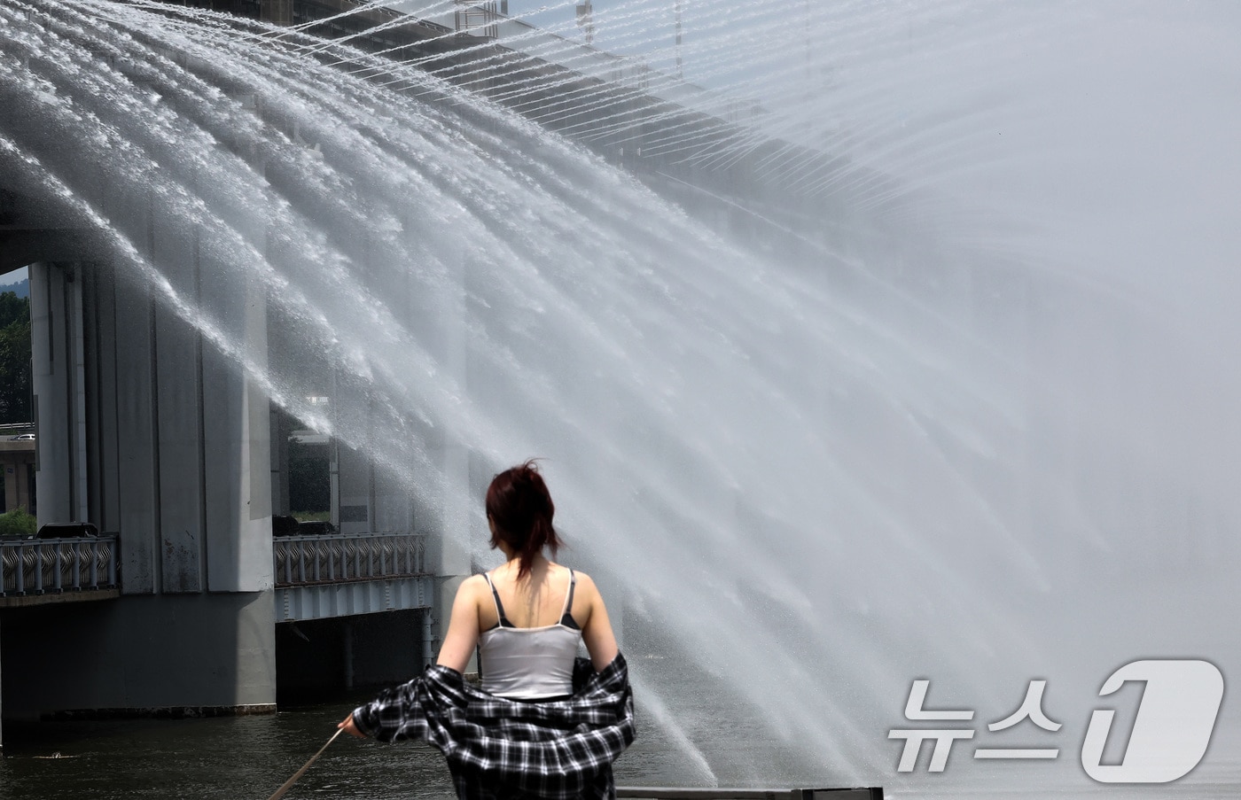 서울 전역에 폭염주의보가 발령된 30일 오후 서울 서초구 반포한강공원에서 시민들이 반포대교 달빛무지개분수를 바라보며 산책을 하고 있다. 2025.6.30/뉴스1 ⓒ News1 이동해 기자