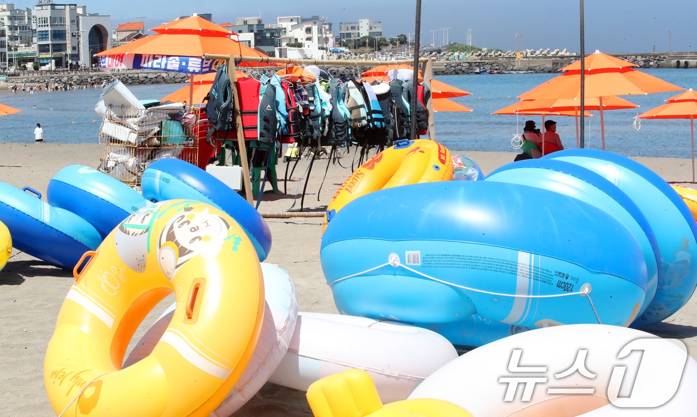 제주에 내려진 폭염특보가 확대된 30일 오전 제주시 이호테우해수욕장에서 피서객들이 물놀이를 하며 더위를 식히고 있다. 2025.6.30/뉴스1 ⓒ News1 오현지 기자