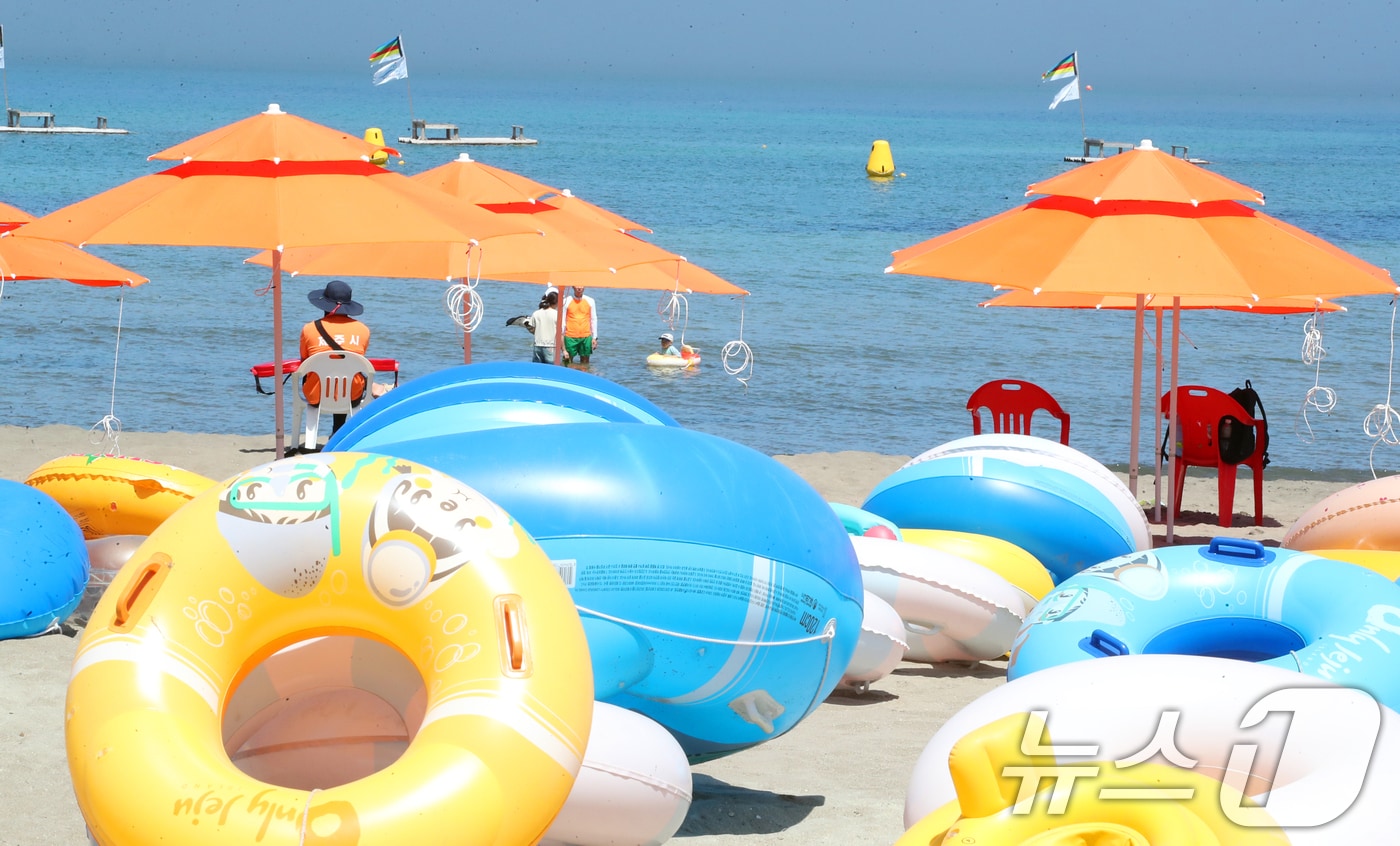 제주에 내려진 폭염특보가 확대된 30일 오전 제주시 이호테우해수욕장에서 피서객들이 물놀이를 하며 더위를 식히고 있다. 2025.6.30/뉴스1 ⓒ News1 오현지 기자