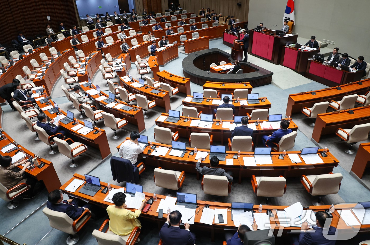 국민의힘 박형수 간사와 의원들이 30일 오후 서울 여의도 국회에서 열린 제426회국회(임시회) 예산결산특별위원회 제1차 전체회의에서 김기웅 의원 질의를 듣고 있다. 2025.6.30/뉴스1 ⓒ News1 안은나 기자