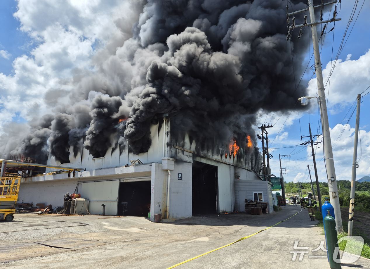30일 오후 1시 19분쯤 영천시 신녕면 한 폐기물 공장에서 불이 나 소방 당국은 대응 1단계 발령, 헬기를 투입해 진화에 나섰다.(경북소방본부 제공 재판매 및 DB 금지)2025.6.30/뉴스1