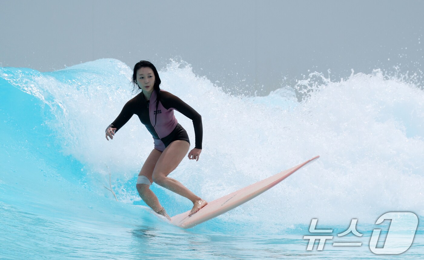 경기 시흥시 웨이브파크에서 서핑을 즐기는 모습. 2025.6.30/뉴스1 ⓒ News1 김영운 기자