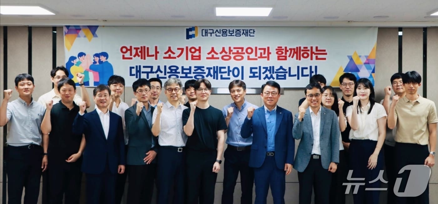 박진우 이사장(왼쪽 세번째) 등 대구신용보증재단 임직원들이 대구시 출자·출연기관 경영평가 1위를 기념해 파이팅을 외치고 있다.(대구신보 제공. 재판매 및 DB 금지)