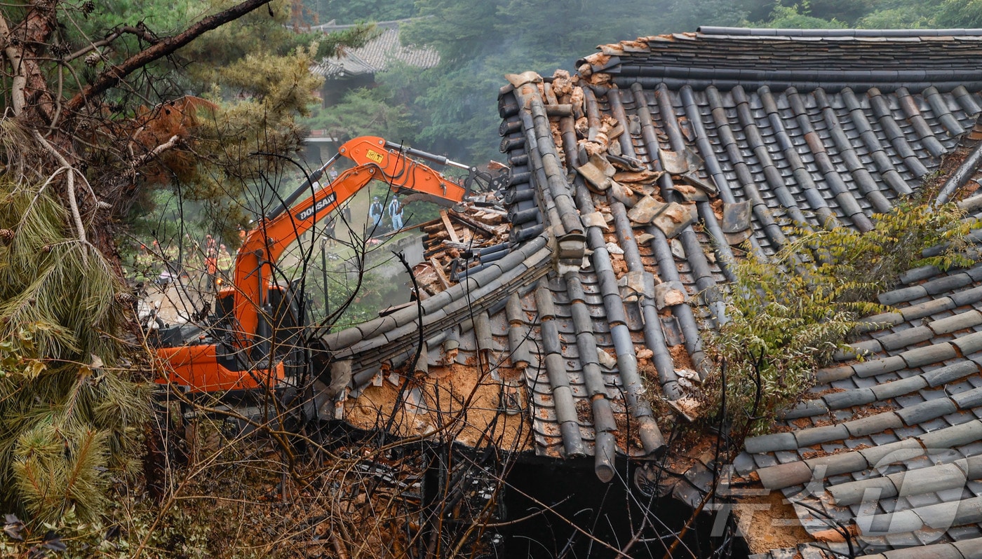 30일 서울 성북구에 있는 문화유산 ‘성북동 별서’에서 화재가 발생해 소방 당국이 진화를 하고 있다. 소방 당국은 차량 29대와 인력 112명을 현장에 투입하고, 오후 1시 43분경 대응 1단계를 발령했다. &#40;공동취재&#41; 2025.6.30/뉴스1 ⓒ News1 이동해 기자