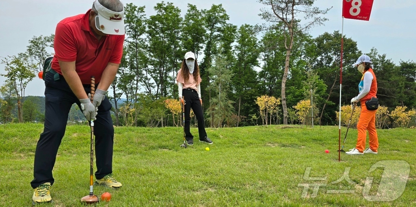 경북 칠곡군 가산 수피아 파크골프장에서 주민들이 파크골프를 즐기고 있다. ⓒ News1 김대벽기자