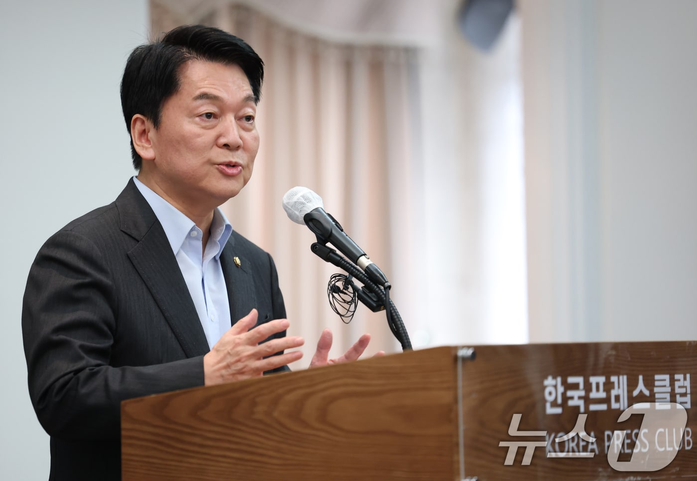 안철수 국민의힘 의원이 30일 오후 서울 중구 프레스센터에서 열린 광복회장 주최 '나,조계진' 출판기념회에 참석해 축사를 하고 있다. 2025.6.30/뉴스1 ⓒ News1 권현진 기자