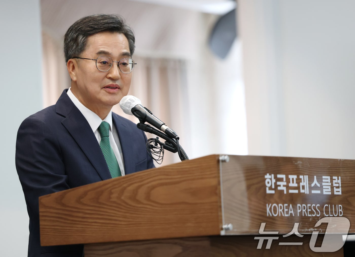 김동연 경기지사가 30일 오후 서울 중구 프레스센터에서 열린 광복회장 주최 '나,조계진' 출판기념회에 참석해 축사를 하고 있다. 2025.6.30/뉴스1 ⓒ News1 권현진 기자