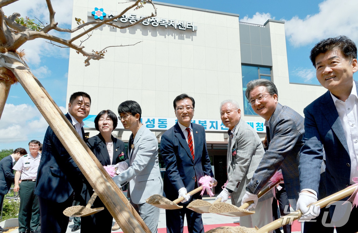 조원휘 대전시의회 의장이 신성동 행정복지센터 개청식에 기념식수를 식재하고 있다.(대전시의회 제공. 재판매 및 DB금지)/뉴스1