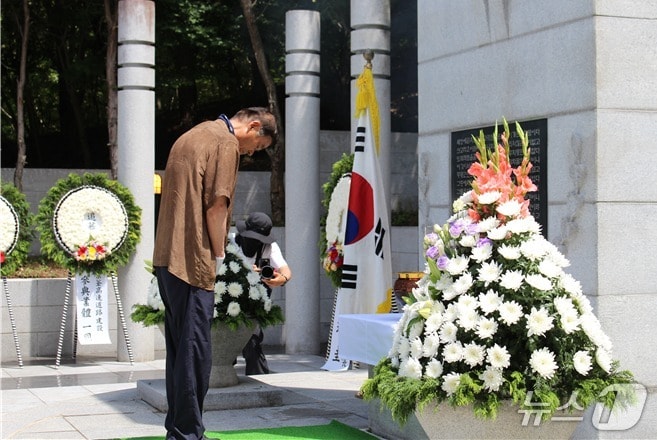 경부고속도로 건설순직자 유가족이 30일 순직자 위령탑에서 묵념하고 있다.(한국도로공사 대전충남본부 제공) /뉴스1