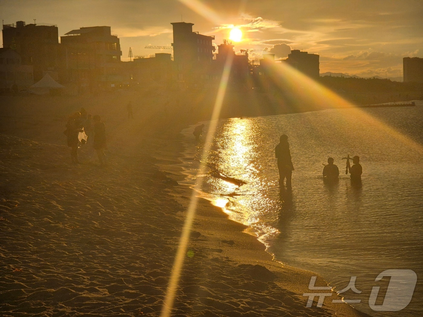 강원 강릉커피거리가 있는 안목해변에서 시민들이 더위를 식히고 있다. (뉴스1 DB) ⓒ News1 윤왕근 기자