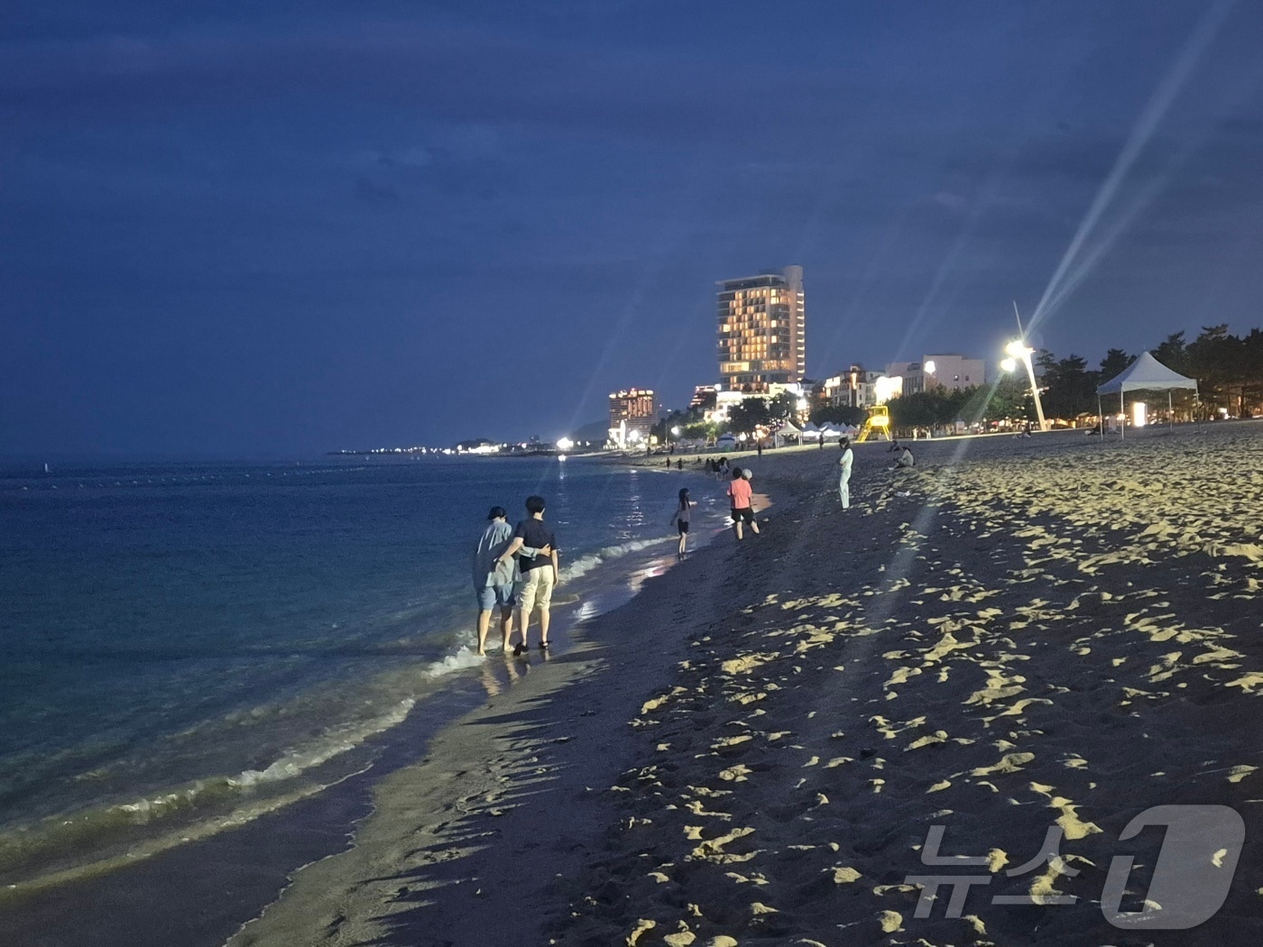 지난달 30일 강원 강릉지역에 열대야 현상이 관측됐던 가운데 당시 오후 8시쯤 강릉 경포해수욕장의 모습. 2025.6.30/뉴스1 ⓒ News1 윤왕근 기자