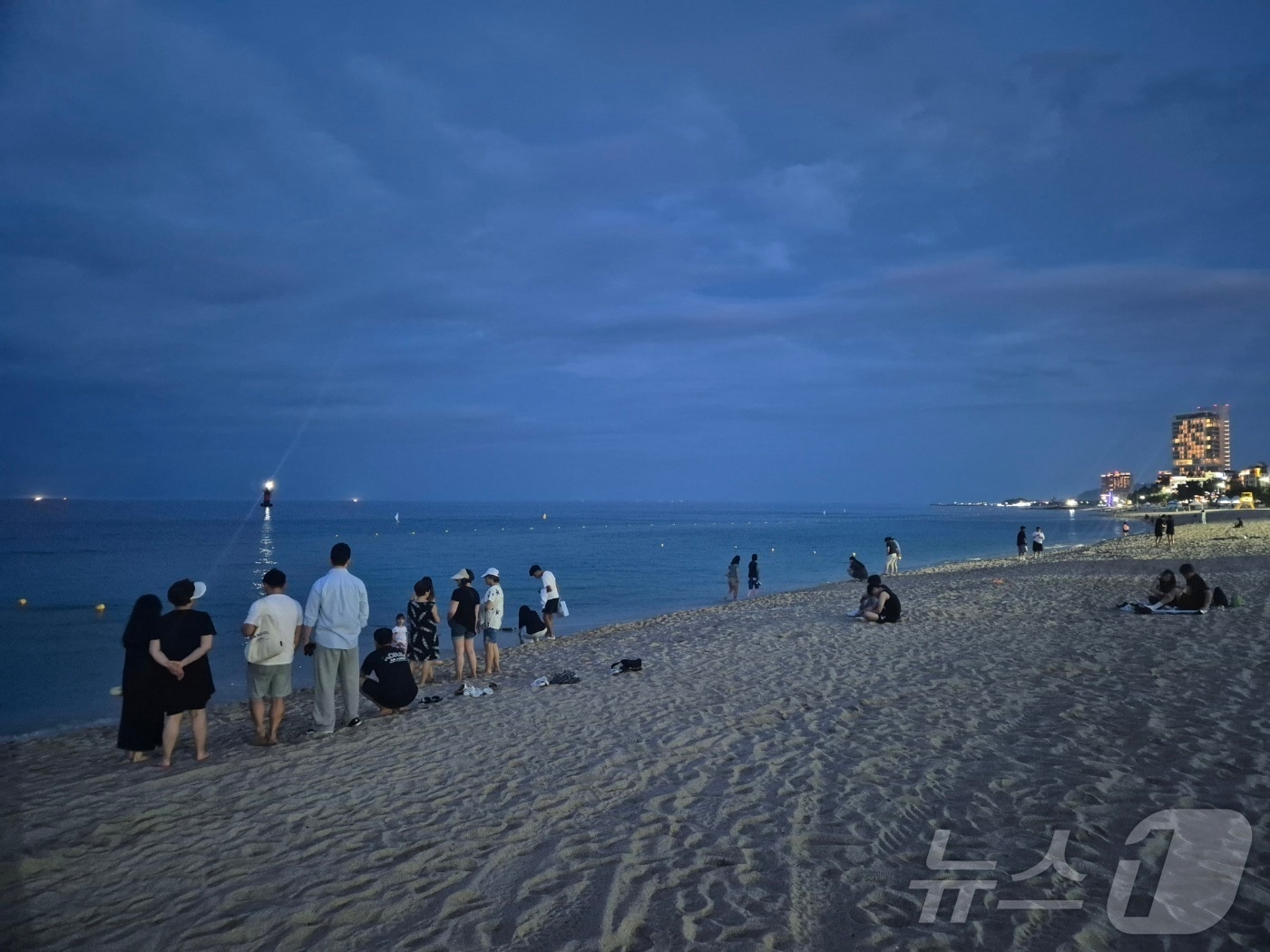강원 강릉지역에 올해 3번째 열대야 현상이 관측된 지난달 30일 오후 8시쯤 강릉 경포해수욕장을 찾은 시민과 나들이객들이 더위를 식히고 있다. 2025.6.30/뉴스1 ⓒ News1 윤왕근 기자