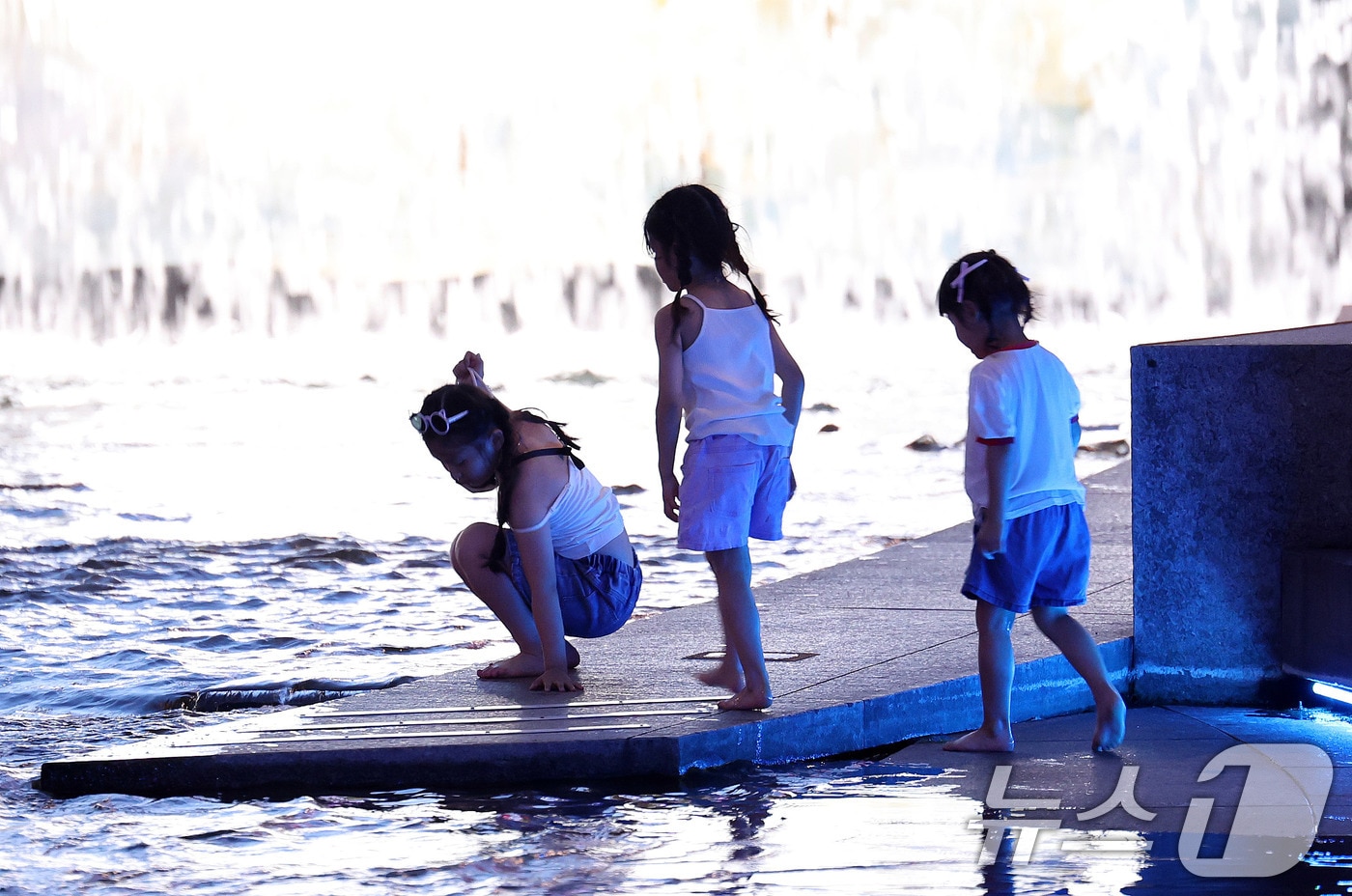 서울에 올해 처음으로 열대야가 기록된 지난달 30일 서울 청계천을 찾은 어린이들이 더위를 식히고 있다. 열대야는 밤 사이(전날 오후 6시 1분부터 다음날 오전 9시까지) 기온이 25도 이상으로 유지되는 현상이다. 2025.6.30/뉴스1 ⓒ News1 박지혜 기자