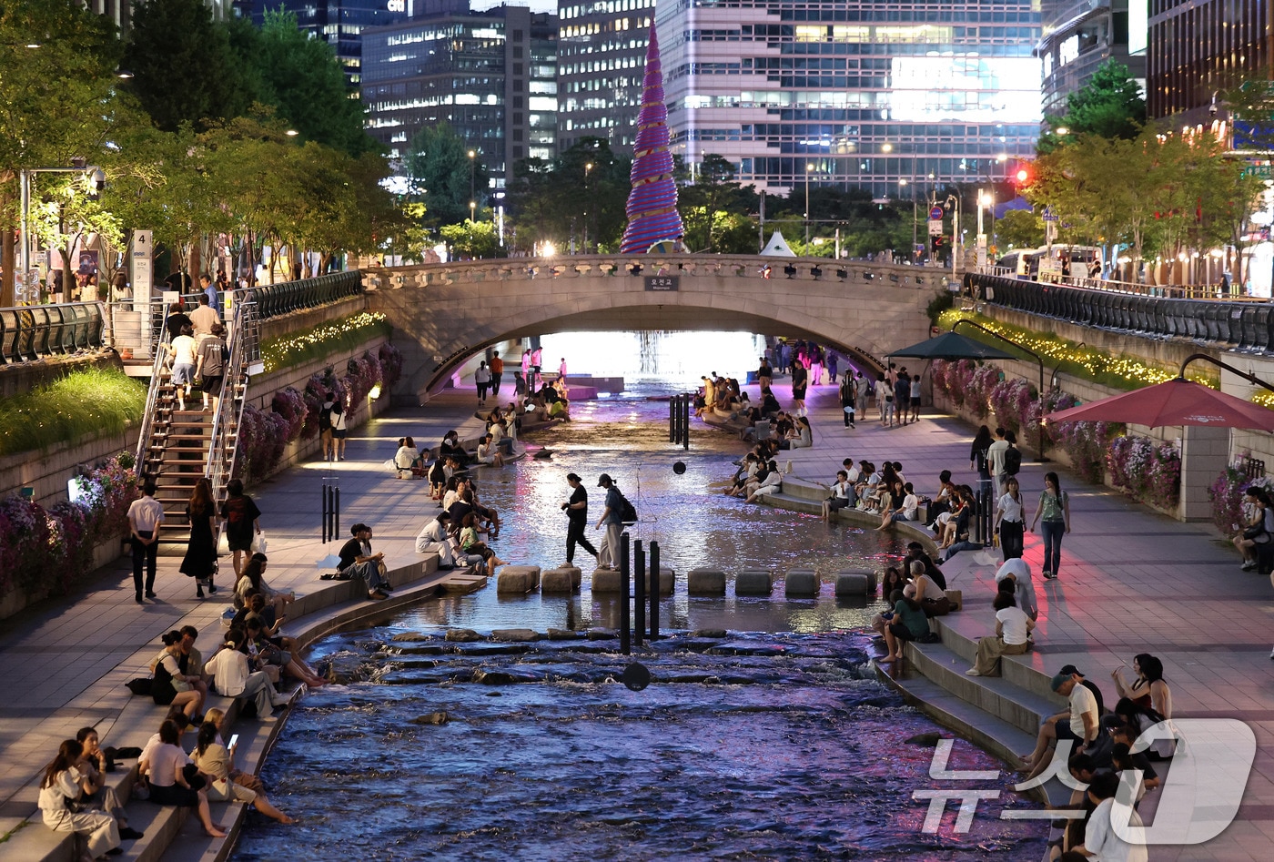 서울에 올해 처음으로 열대야가 기록된 30일 서울 청계천에서 시민들이 더위를 식히고 있다. 열대야는 밤 사이(전날 오후 6시 1분부터 다음날 오전 9시까지) 기온이 25도 이상으로 유지되는 현상이다. 2025.6.30/뉴스1 ⓒ News1 박지혜 기자