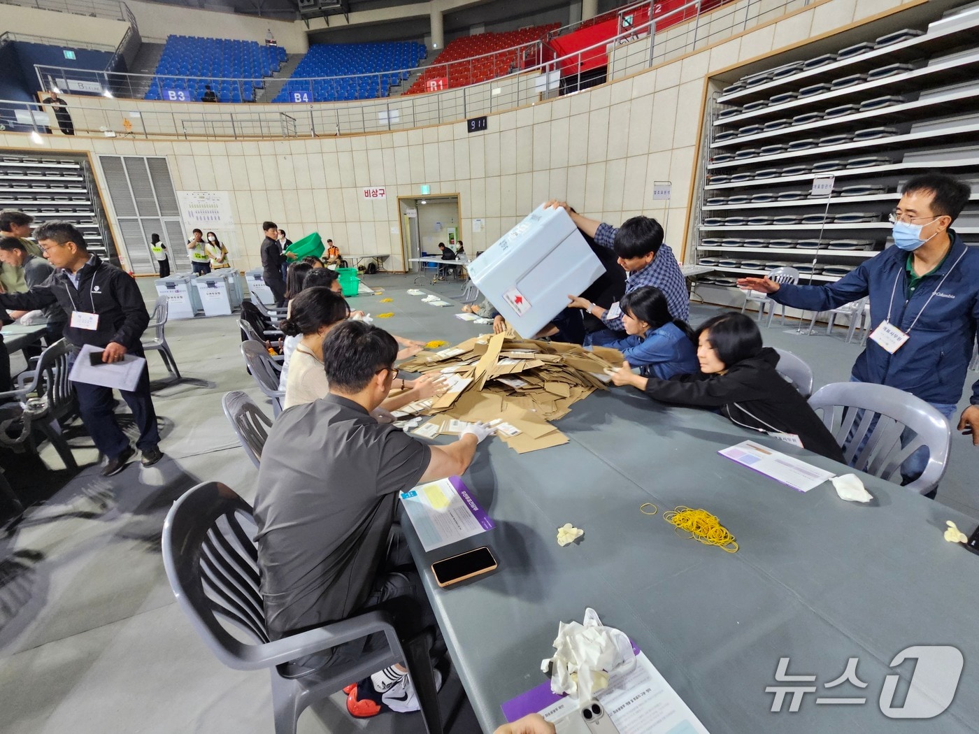 제21대 대통령 선거 투표가 종료된 3일 오후 경남 진주시 진주종합실내체육관에 마련된 개표소에서 개표사무원들이 투표지를 분류하고 있다.2025.6.3/뉴스1 강정태 기자