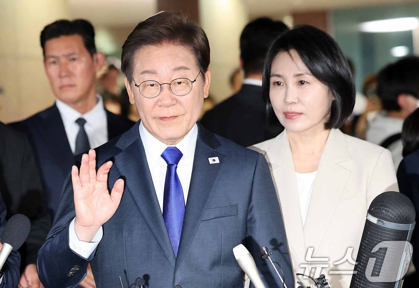 이재명 더불어민주당 대통령 후보가 3일 밤 당선이 확실시된 가운데 인천 계양구 자택을 나서고 있다. 2025.6.4/뉴스1 ⓒ News1 이동해 기자